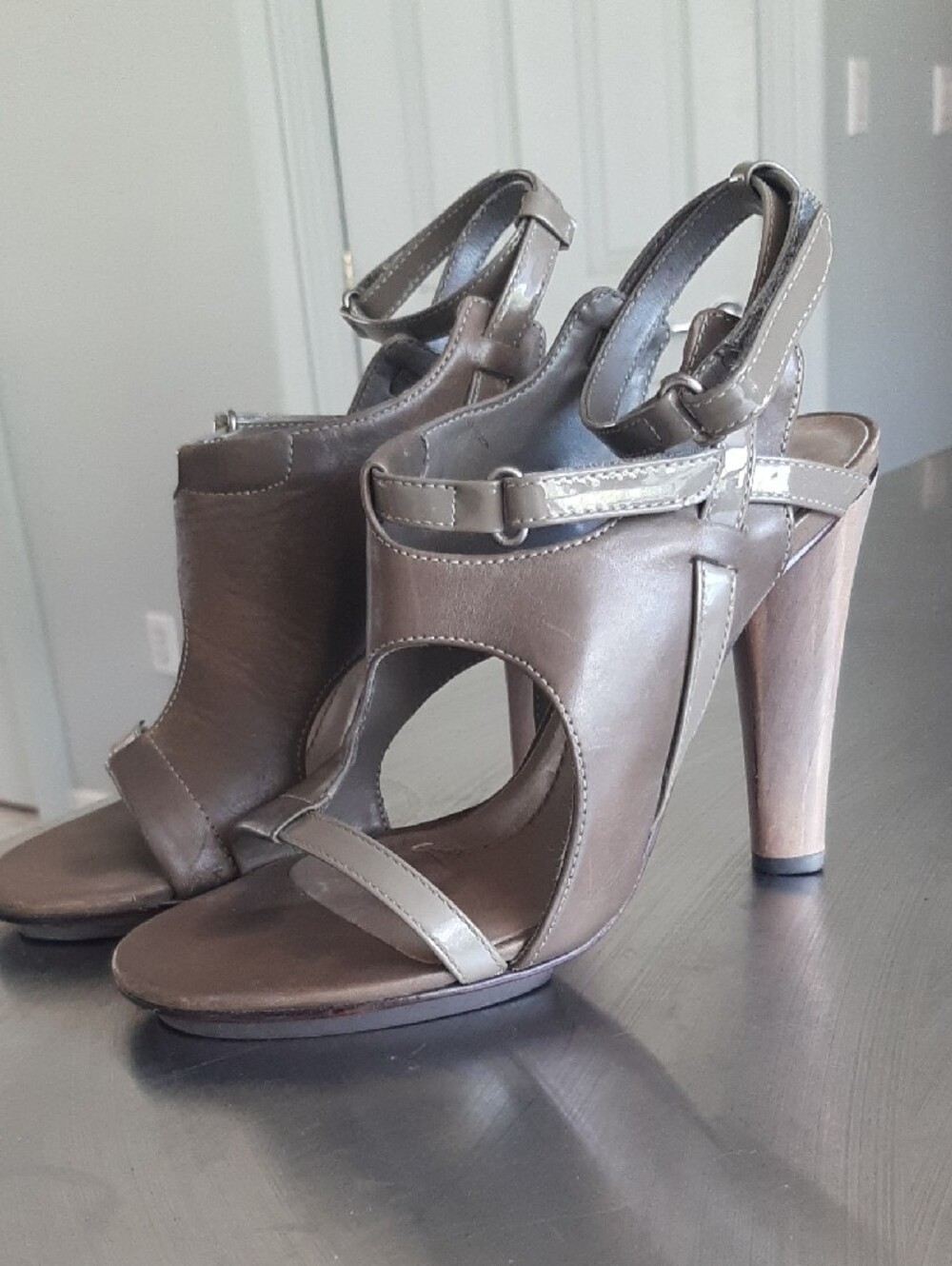 BCBGMaxAzria🤎LEATHER Taupe Open-Toe Block High Heel Ankle-Strap Sandals Sz 6B - Picture 2 of 10